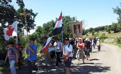 giovani in cammino durante il pellegrinaggio